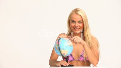 Frau im Bikini mit Globus