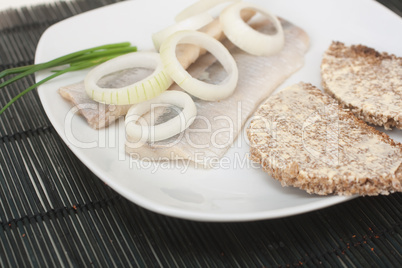 Matjes mit Zwiebeln und Butterbrot