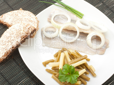 Matjes mit Zwiebeln und Butterbrot