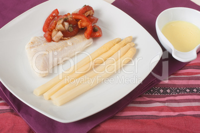 Fischfilet mit Spargel und Salat