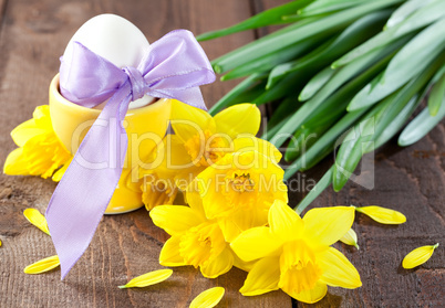 Osterei und Narzissen / easter egg and daffodils