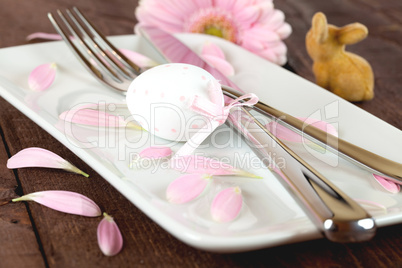 festliches Ostergedeck / easter place setting with egg