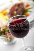 Glas Rotwein und Abendessen