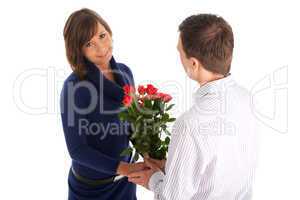 Mann schenkt einer Frau Rosen
