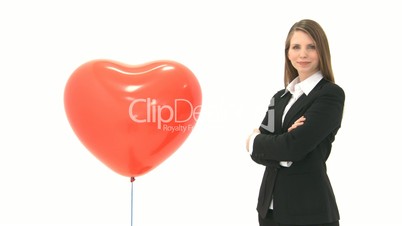 Frau steht neben Herz Luftballon