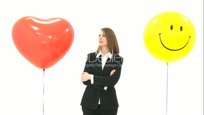 Frau steht zwischen zwei Luftballons