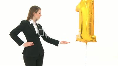 Frau präsentiert die goldene Nummer eins