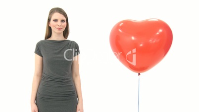Frau mit einem Herz Luftballon
