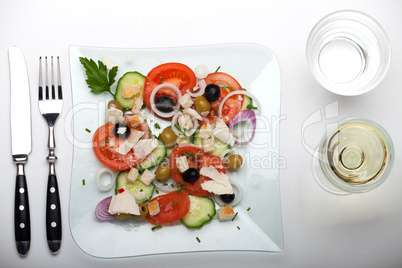 frischer Salat auf einem Glasteller