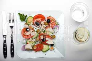 frischer Salat auf einem Glasteller