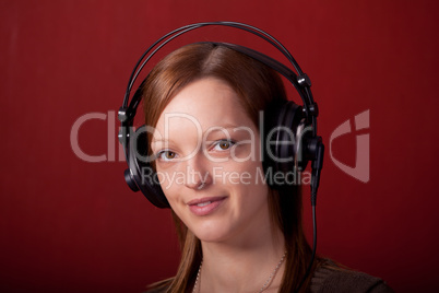 Mädchen mit Kopfhörer auf rotem Hintergrund