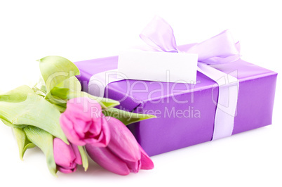 Geschenk mit Schild und Blumen / gift with label and flowers