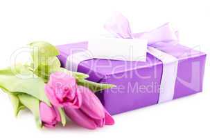 Geschenk mit Schild und Blumen / gift with label and flowers