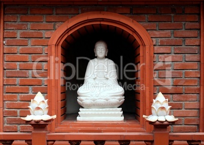 Sitzender Buddha mit Lotusblüten