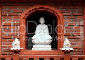 Sitzender Buddha mit Lotusblüten