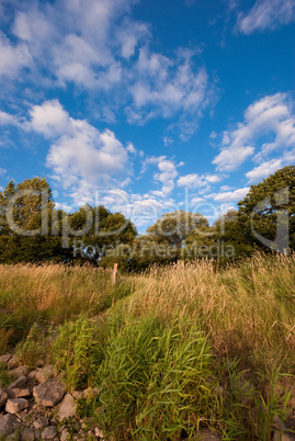 Landschaft und blauer Himmel