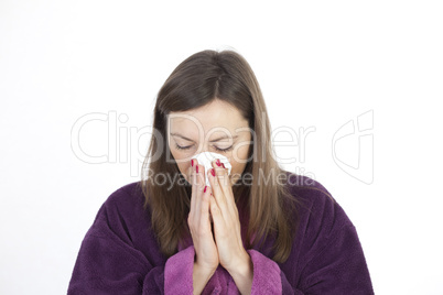 Frau putzt die Nase
