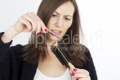 Frau bemerkt Haarausfall