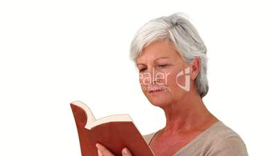 Seniorin beim Lesen