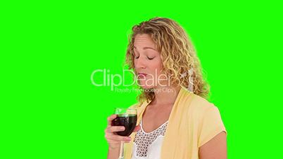 Frau trinkt Rotwein