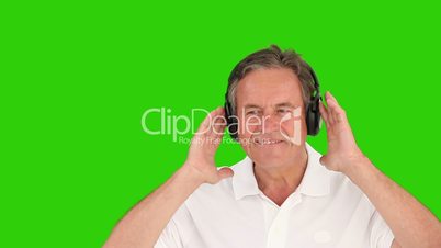 Senior hört Musik