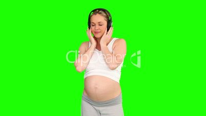 Schwangere Frau hört Musik