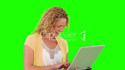 Frau mit Laptop