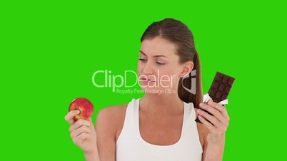 Frau mit Apfel und Schokolade