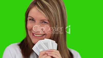 Frau mit Kartenspiel