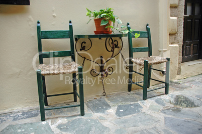 Tisch und Stühle in Chania, Kreta