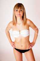 Junge blonde Frau im Badeanzug 872