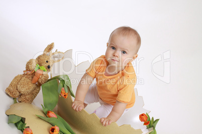 Kleines Mädchen krabbelt in einer Eierschale
