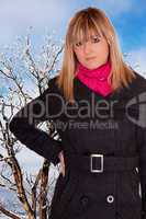 Blonde Frau im Winterwald 780