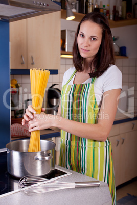 Frau in der Küche kocht Spaghetti