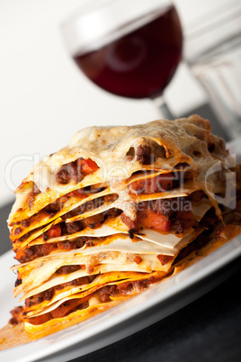 Nahaufnahme von Lasagne mit Rotwein