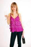 Junge Frau mit Gläser und Champagnerflasche 952