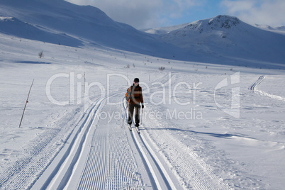 Frau beim Langlauf in Norwegen