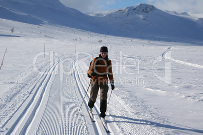 Frau beim Langlauf in Norwegen
