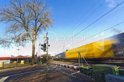 Güterzug am Bahnübergang