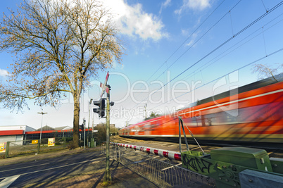 Bahnübergang mit Personenzug