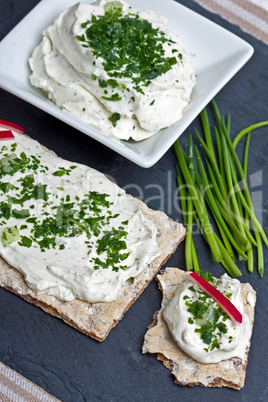 Kräuterquark auf Knäckebrot