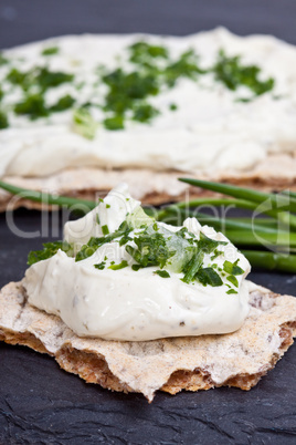 Kräuterquark auf Knäckebrot