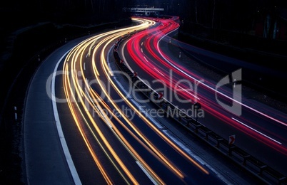 Autos Lichter der Straße in der Nacht