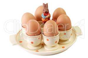 Eierbecher mit braunen Eiern