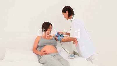 schwangere Frau und Ärztin