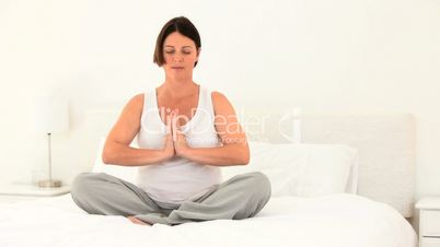 Schwangere macht Meditation