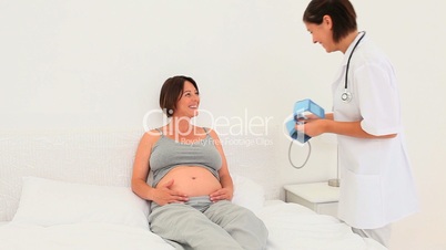 Schwangere mit Krankenschwester