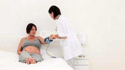 Schwangere mit Krankenschwester