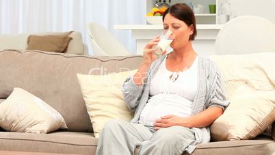Schwangere trinkt Milch