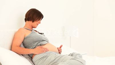 Schwangere im Bett